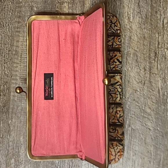 World Finds Kiss Lock Clutch - Picture 2 of 3